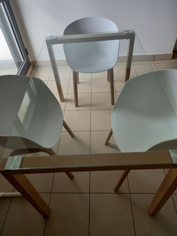 Table dessus verre + 4 chaises profil�es blanches 200 Saint-Joseph (97)