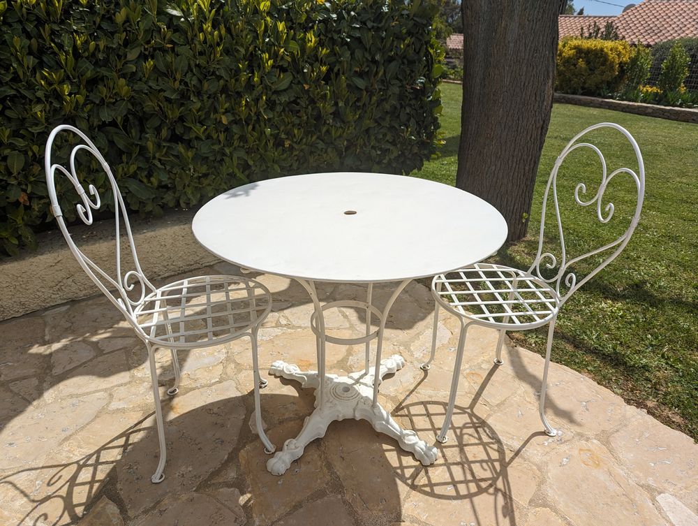 Table et deux chaises en fer forg�es 100 Moissac-Bellevue (83)