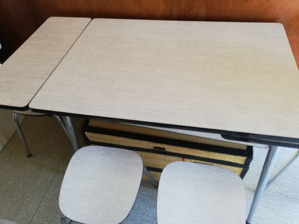 Table et deux rallonge 4 chaises en formica 200 Saint-Martin-sur-Ocre (45)