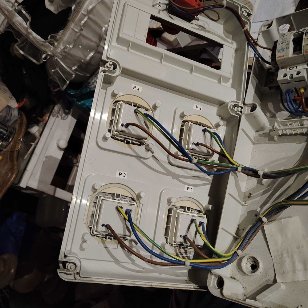 TABLE ELECTRIQUE EXTERIEUR � � PRISE DE COURANT 20 Revest-les-Roches (06)