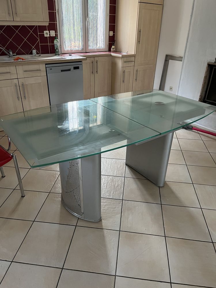 Table extensible en verre poli
150 Grospierres (07)