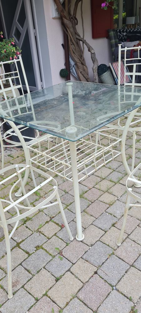 Table ext�rieur en m�tal avec ses 4 chaises. Couleur beige. 40 Annemasse (74)