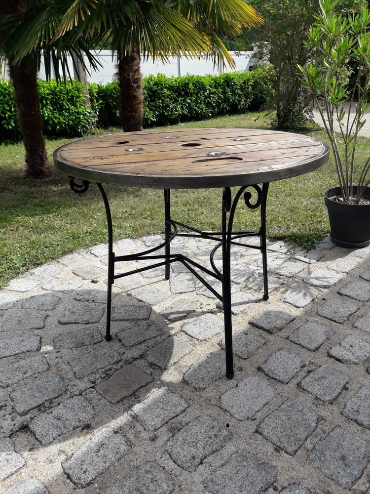 Table fer forg� et plateau touret 
avec cerclage 80 Dammarie-les-Lys (77)