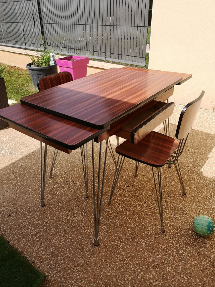 Table Formica avec 2 chaises. Ann�e 1965. 200 P�rigueux (24)