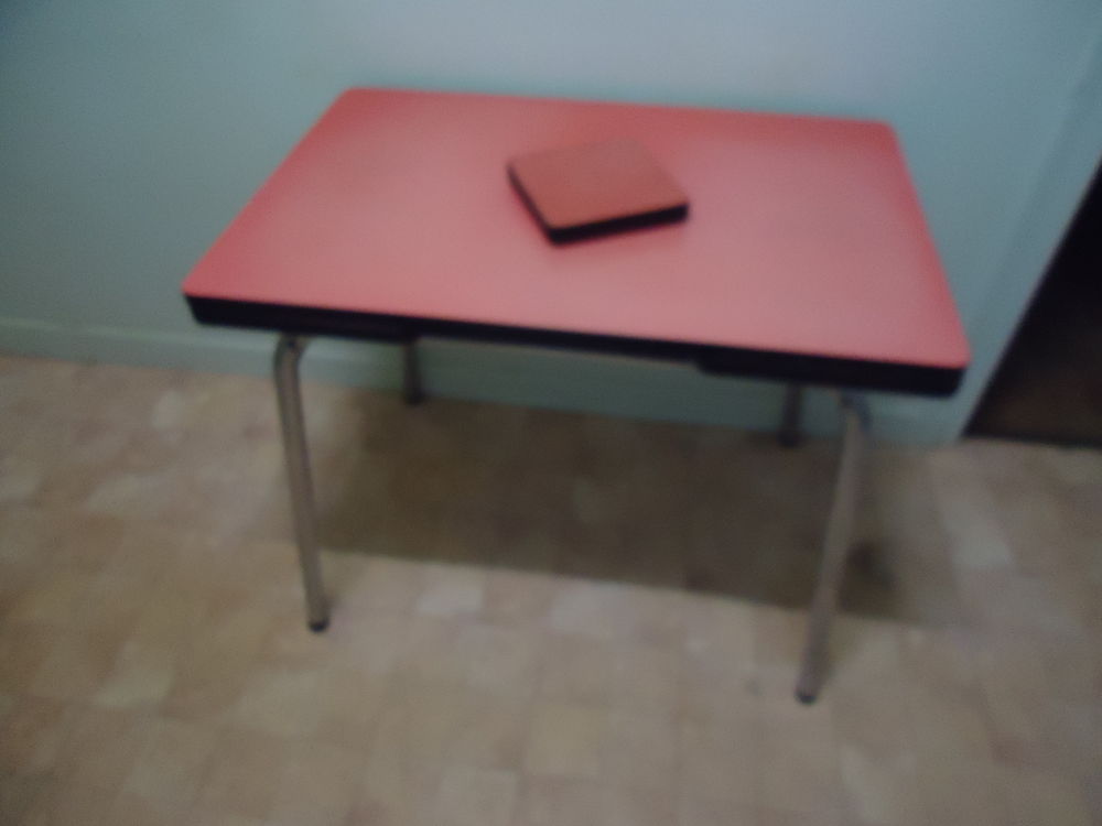 Table en formica avec deux chaises 100 Lavaveix-les-Mines (23)