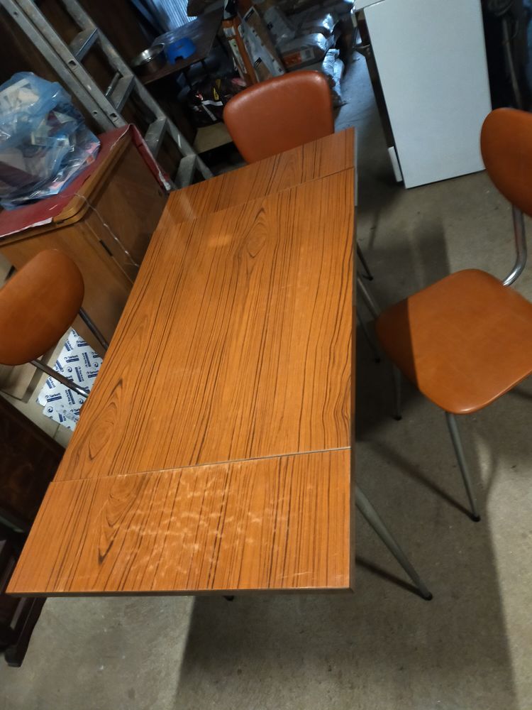 Table en formica + 2 chaises simili 40 Étables-sur-Mer (22)