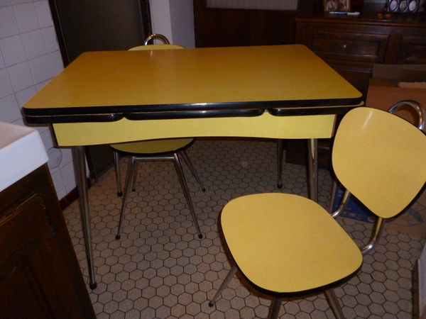 Table en formica jaune et les 4 chaises assorties  0 Carcassonne (11)