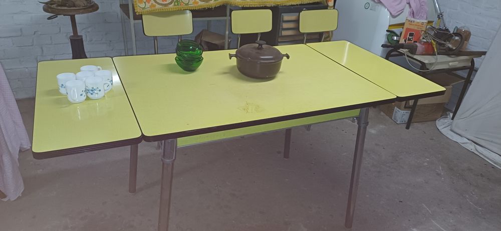 Table formica jaune  3 chaises et un tabouret 155 Lesquin (59)