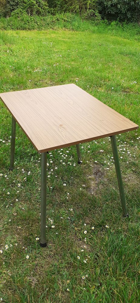 Table  formica  60/80 Quantit�s 10   a 200 euros �  debatre 200 Cand� (49)