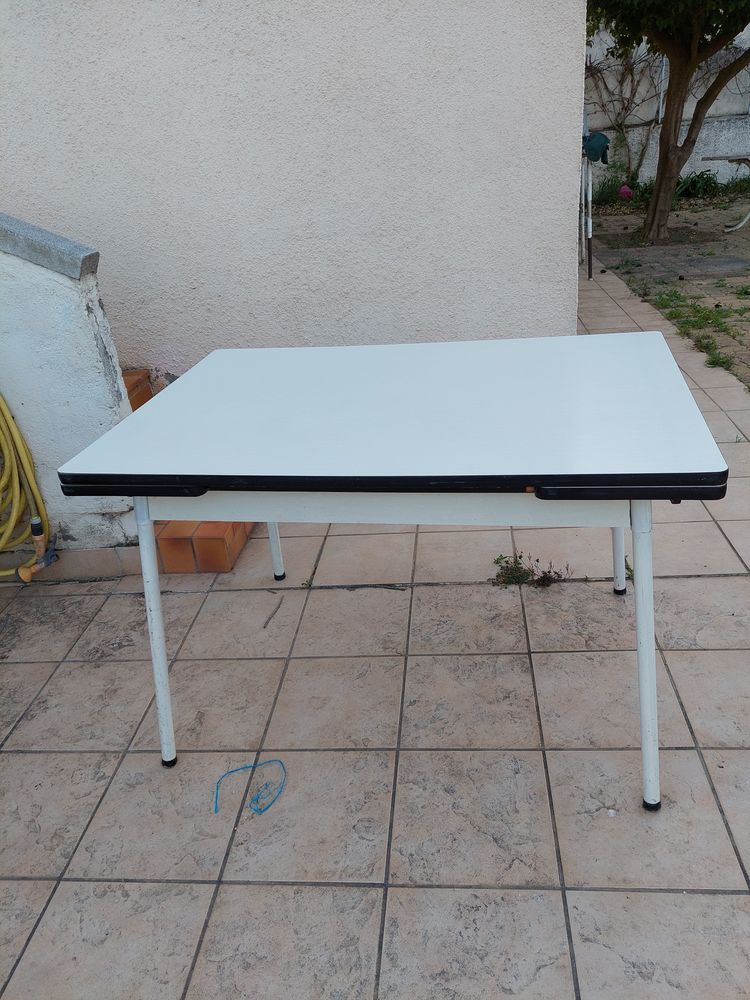 TABLE FORMICA 25 P�zilla-la-Rivi�re (66)
