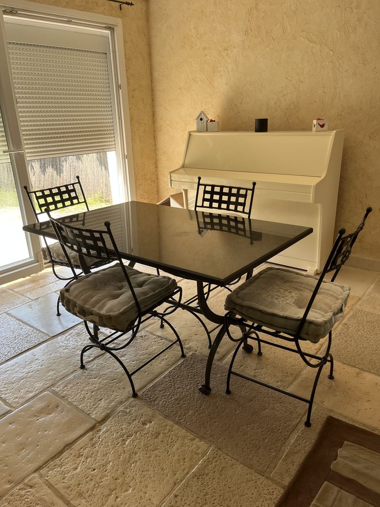 Table granit et 4 chaises fer forg� 550 Longperrier (77)