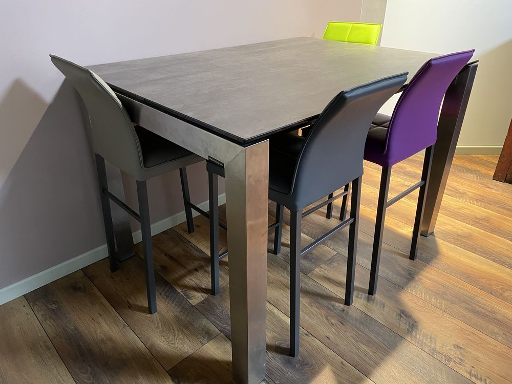 Table haute avec 4 chaises 2700 Birac-sur-Trec (47)