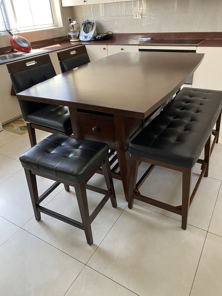 Table haute avec 2 chaises 2 tabourets et 1 banc 
545 Rueil-Malmaison (92)