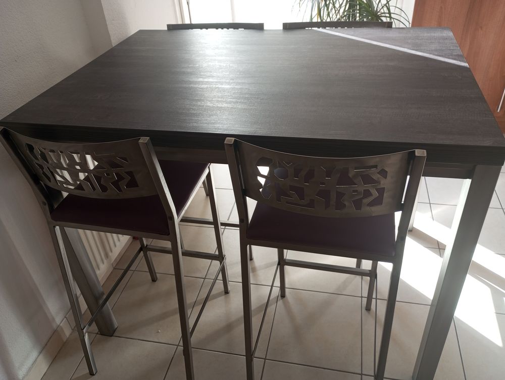 Table haute bois et m�tal. 4 tabourets 500 Clapiers (34)
