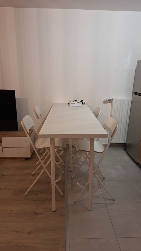 Table haute + 4 chaises blanches 120 La Plaine St Denis (93)