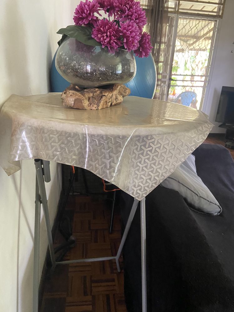 Table haute et ses deux chaises. 70 Remire-Montjoly (97)