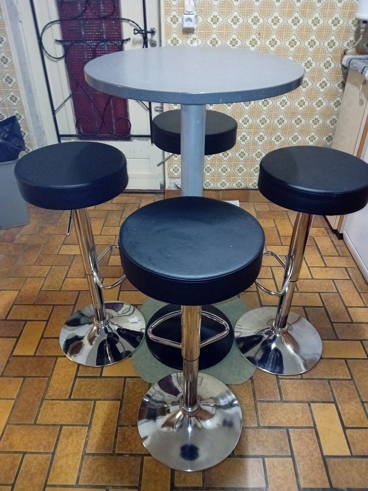 Table haute plus ses quatres tabourets. 50 Gannay-sur-Loire (03)
