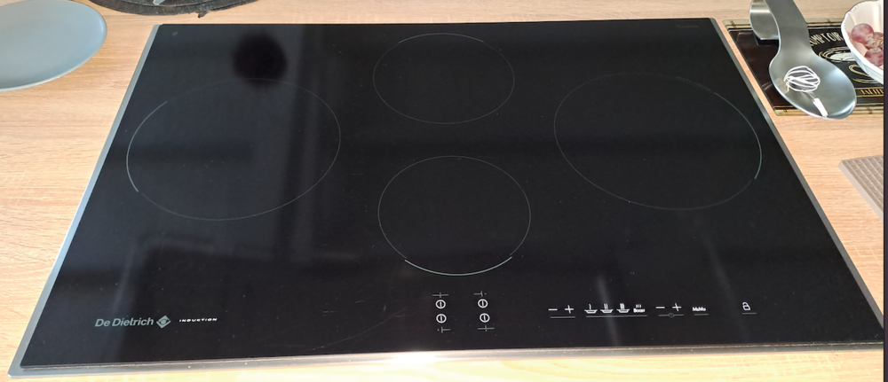 Table induction de Dietrich 4 feux 80cm 200 Saintes (17)