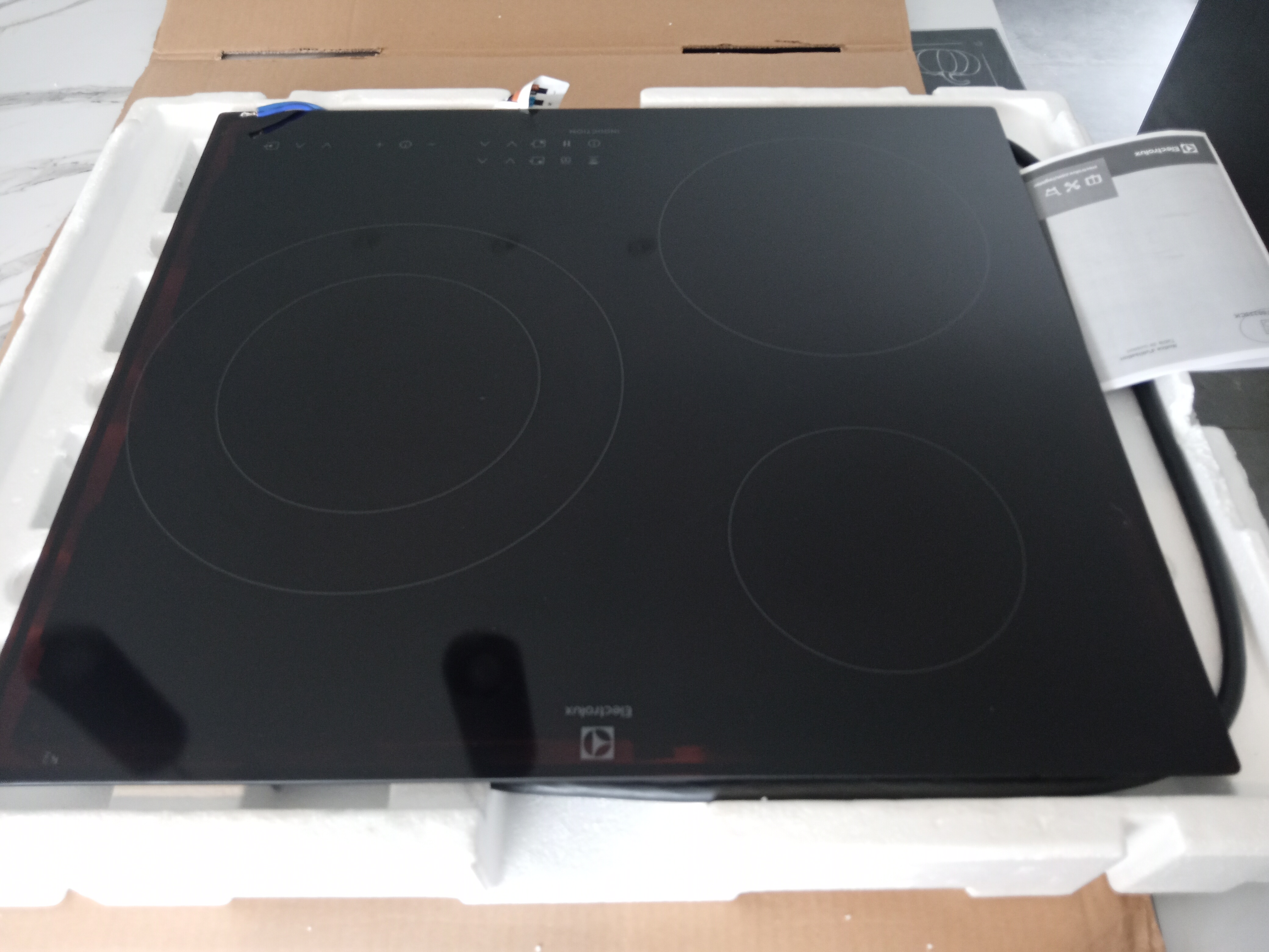 Table induction Electrolux connect�e avec hotte 0 Saint-Germain-des-Pr�s (81)