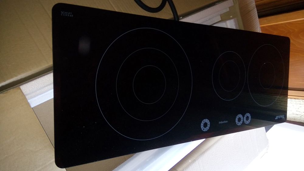 Table induction SMEG SI933G 
300 Mont�limar (26)