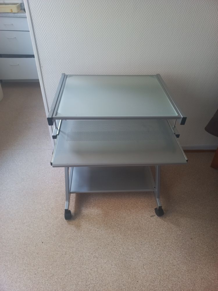 Table informatique sur roulettes 30 Ensisheim (68)