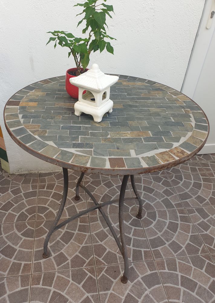 Table de jardin en fer forg� et en mosa�que 250 Fontenay-sous-Bois (94)