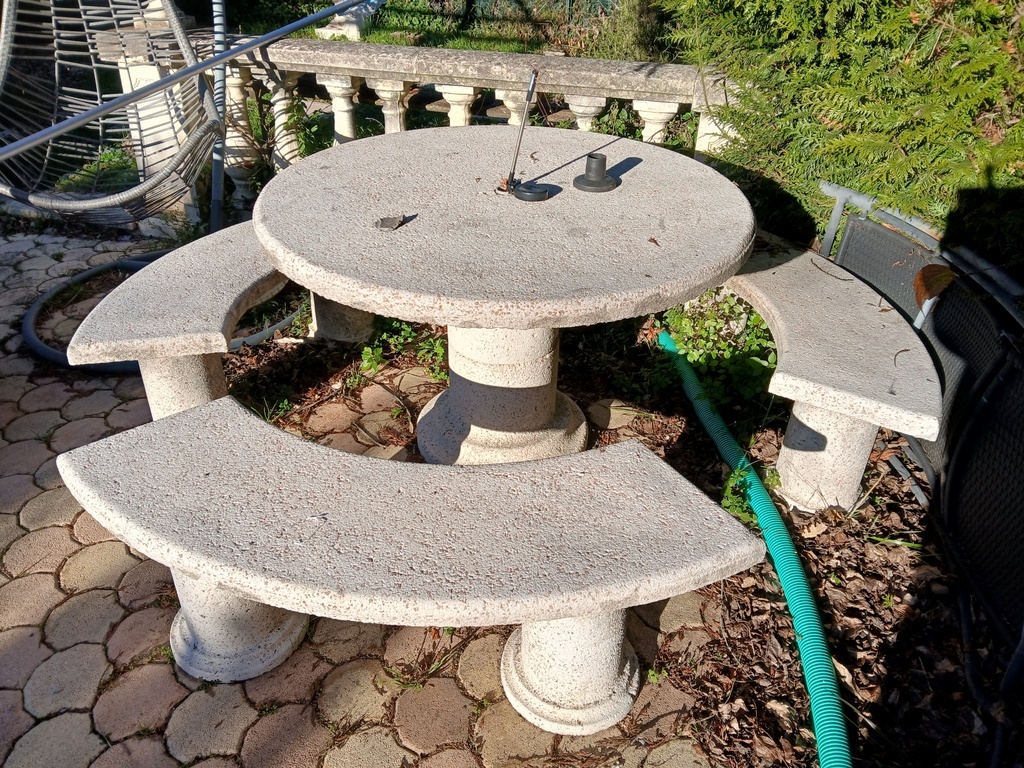 Table de jardin ronde en pierre avec bancs assortis 0 La Gaude (06)
