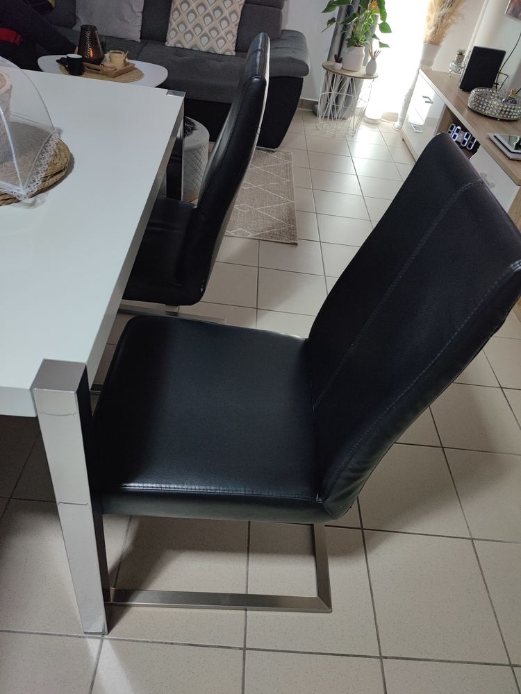 Table laqu� blanc et chaises 100 Croix (59)