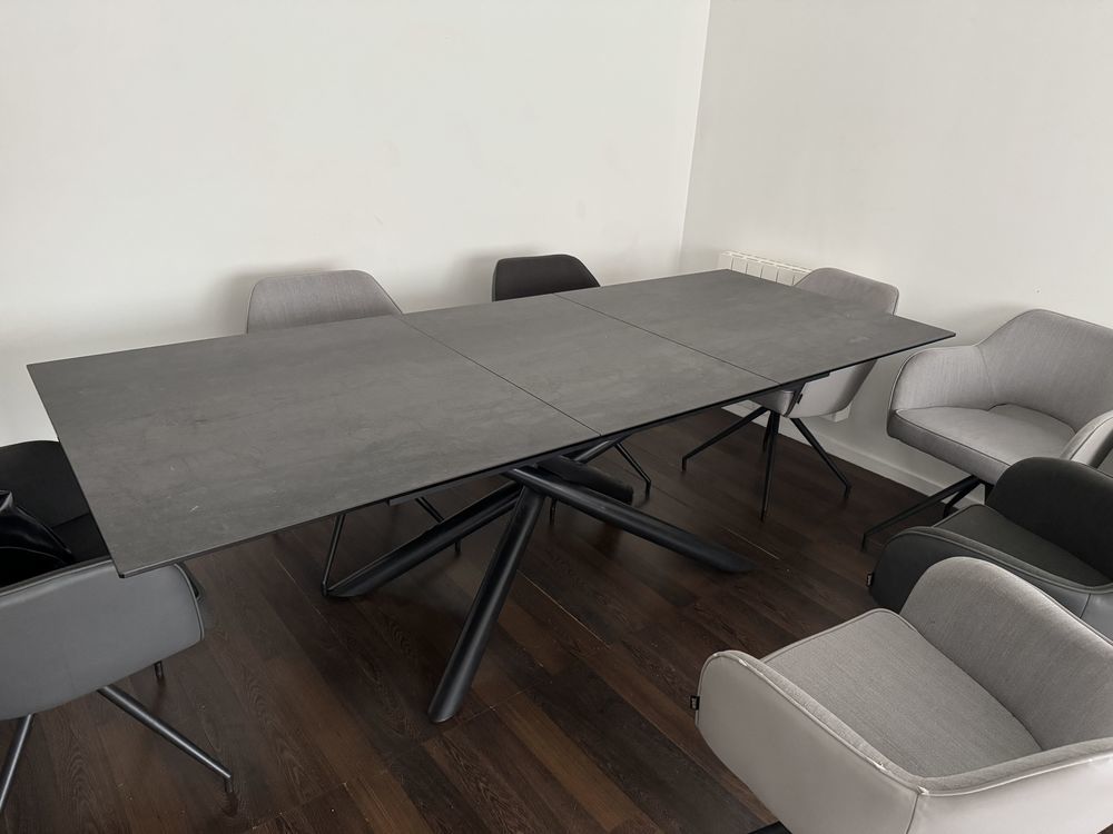 Table �  manger en c�ramique extensible gris fonc� et noir pour 6 �  8 personnes 800 �couen (95)