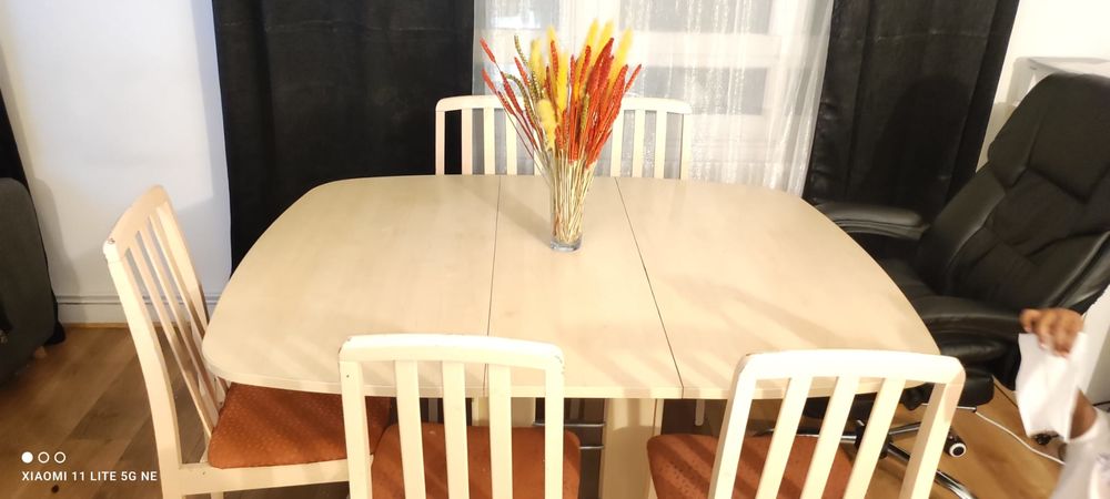 Table � manger extensible 4 places / 6 places et 5 chaises 100 Sartrouville (78)