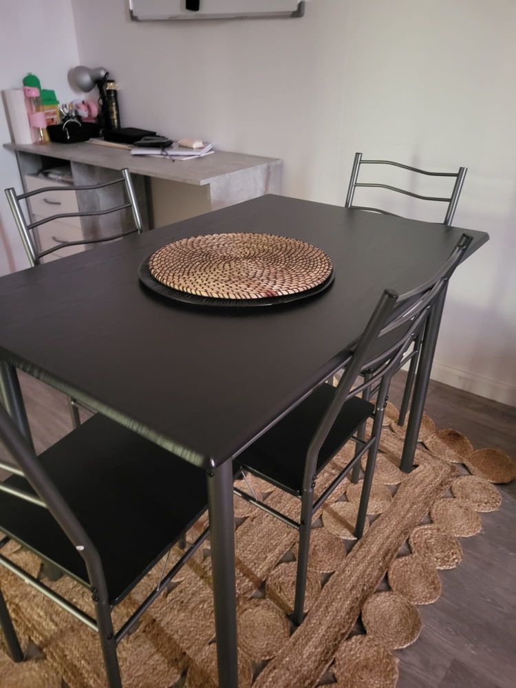 Table � manger noir et 4 chaises 125 Montigny-le-Bretonneux (78)