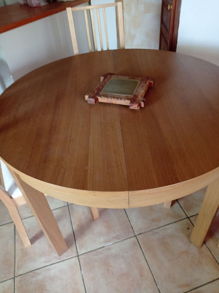 Table � manger de 4 � 6 personnes+ 4 chaises Marque Ik�a 150 Fendeille (11)