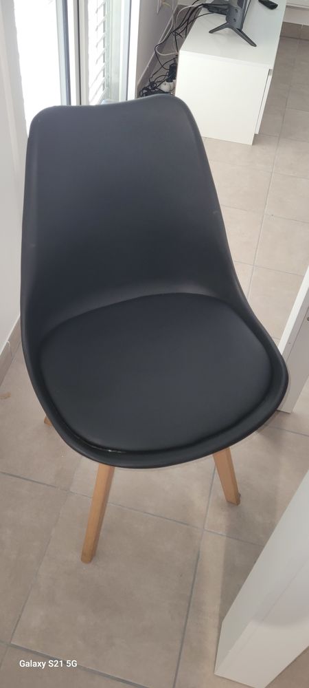 table � manger 4 personnes + 4 chaises 110 Lyon 8 (69)