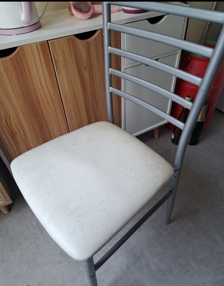 Table a manger et ses quatre chaises 40 Saint-Florentin (89)