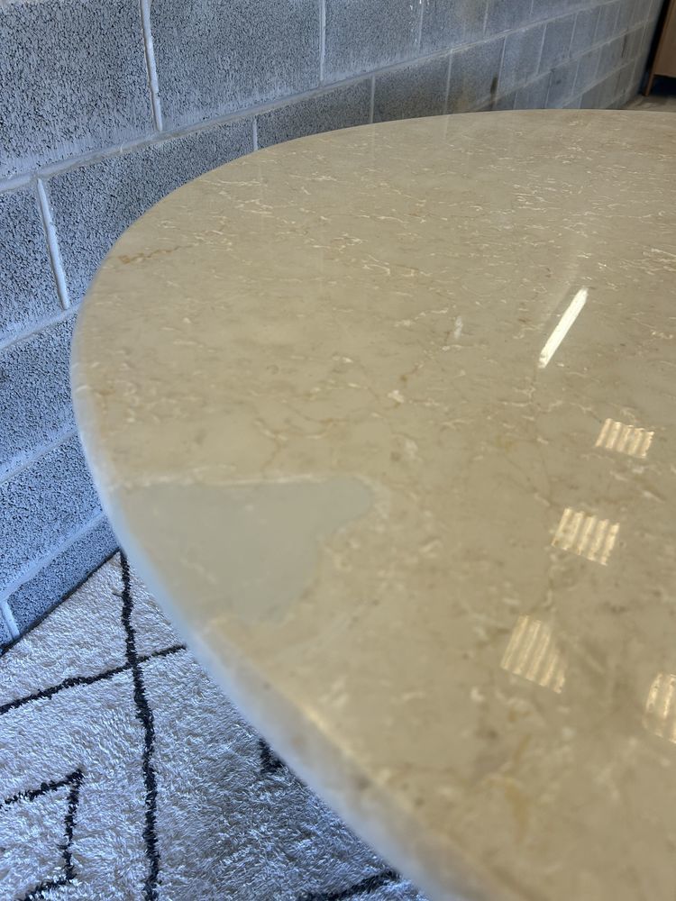 Table �    manger ronde plateau en marbre et pieds en bois massif 4 places 400 Wattrelos (59)