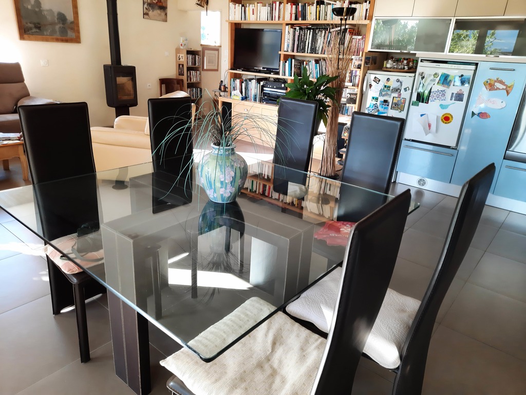 Table � manger en verre et chaises marron fonc� 200 La Cresse (12)