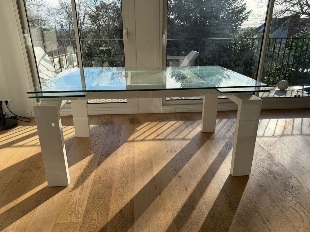 Table � manger en verre avec pieds blancs laqu�s. Extensible 60 Meudon (92)