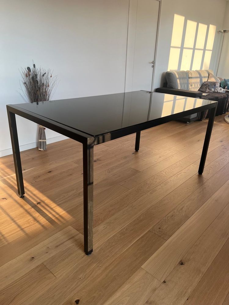 Table � manger vitr�e noir en bon �tat 59 Sannois (95)