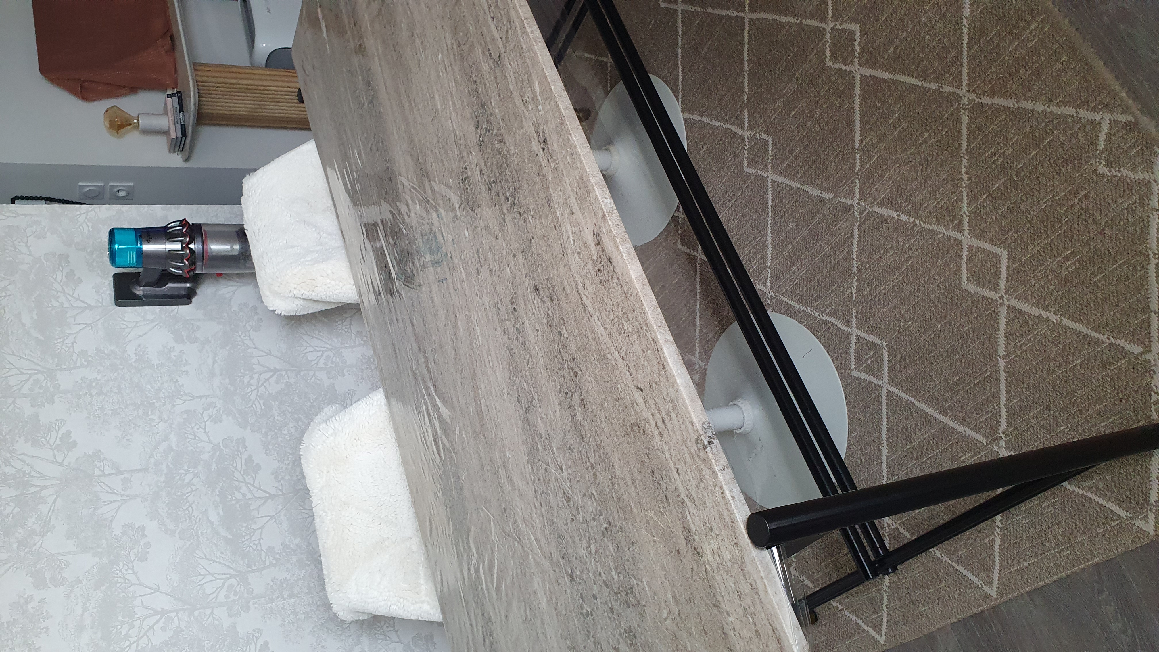 Table en marbre +4 chaises 
160�80 400 Montbazon (37)