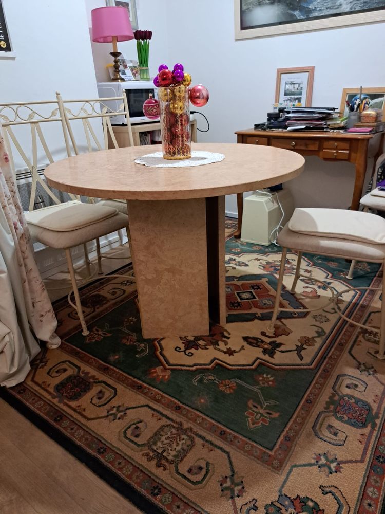 Table en marbre rose. 2500 Paris 13 (75)