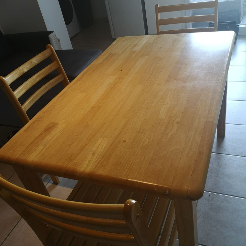Table en pin massif avec 4 chaises