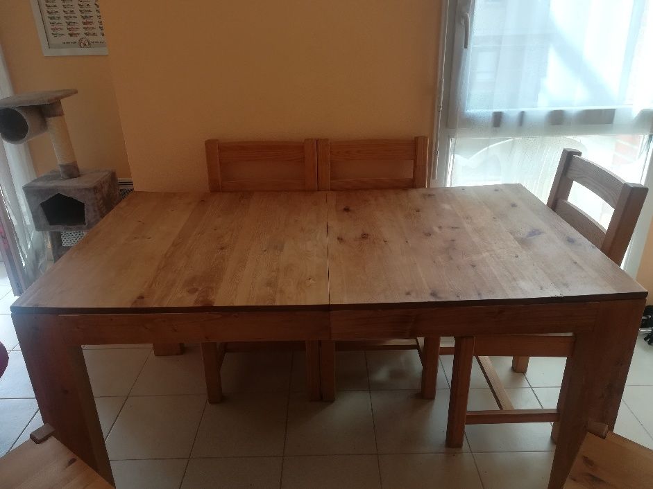 Table en pin massif plus 6 chaises. 
350 Dourdan (91)