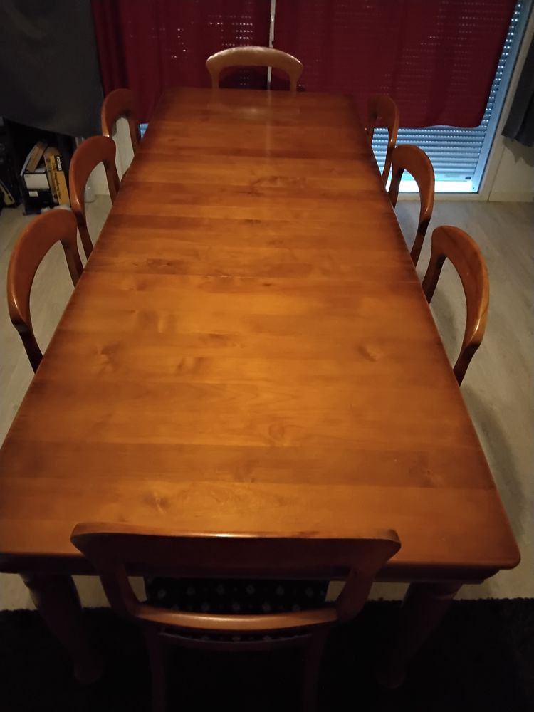 Table en merisier massif plus huit chaises 700 Tours (37)