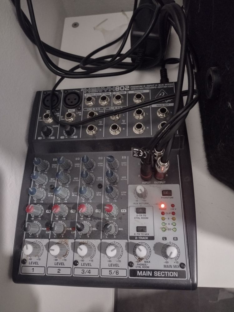 Une table de mixage et une enceinte amplifi�e 250 Blodelsheim (68)