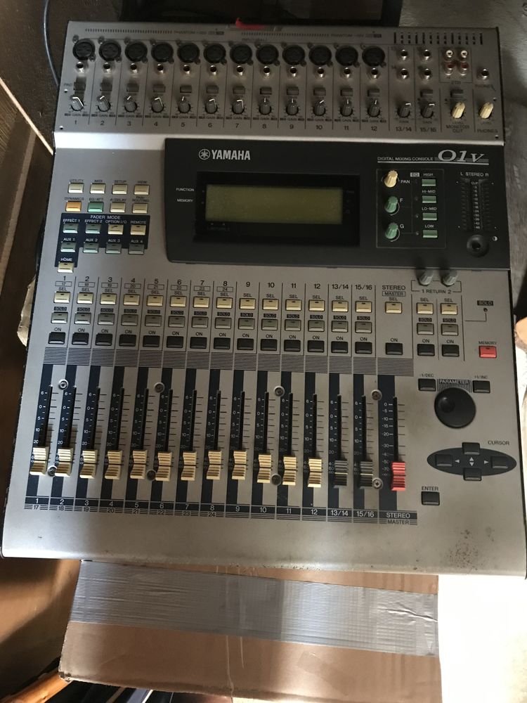 Table de mixage 01 V yamah 300 Romilly-sur-Seine (10)