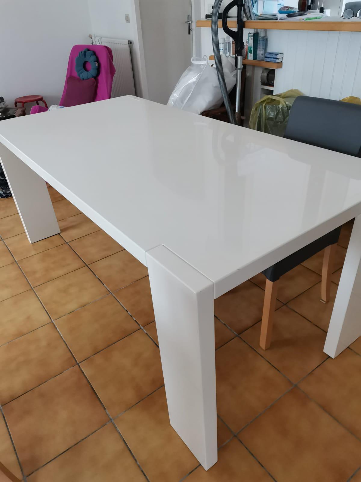Table moderne blanche � surface brillante 180 Aytr� (17)