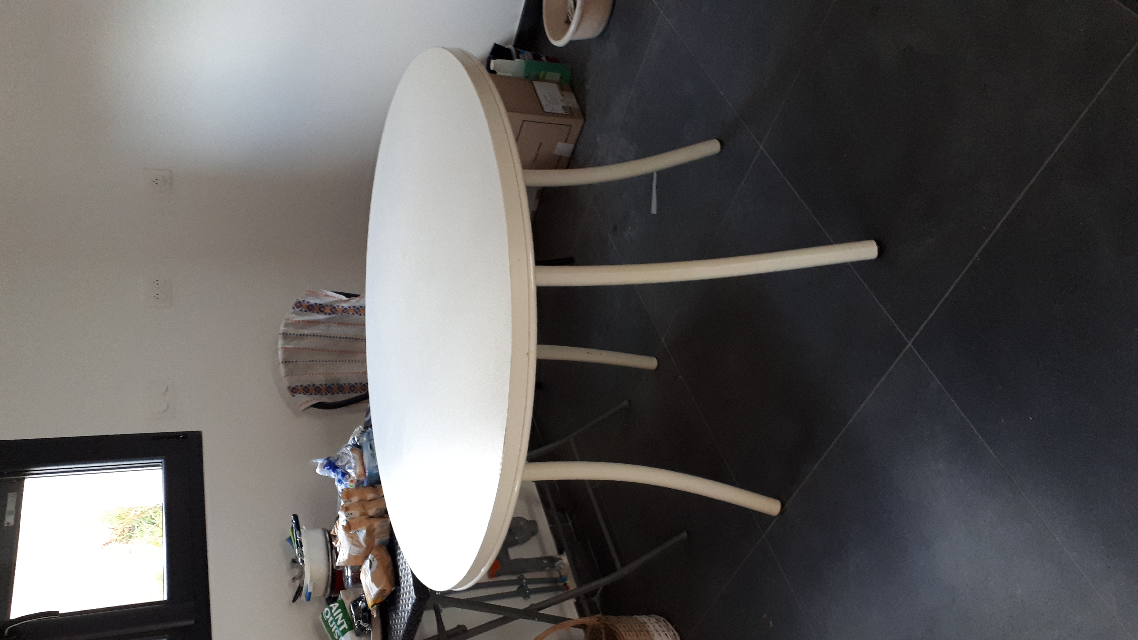 TABLE MODERNE RONDE ET 3 CHAISES 100 Reyrieux (01)