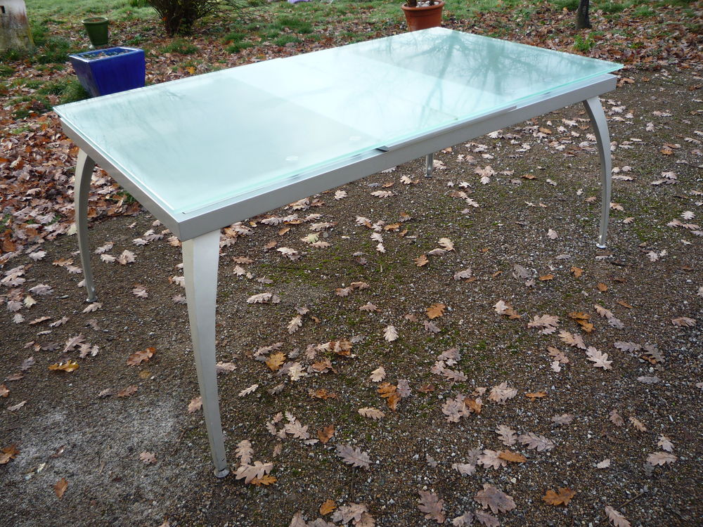 Table moderniste dessus verre (G)
165 Castres (81)