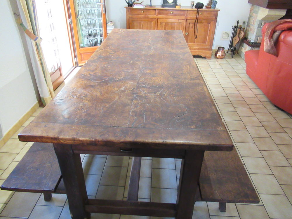 TABLE DE MONASTERE EN BOIS DE NOYER MASSIF . 0 �couen (95)