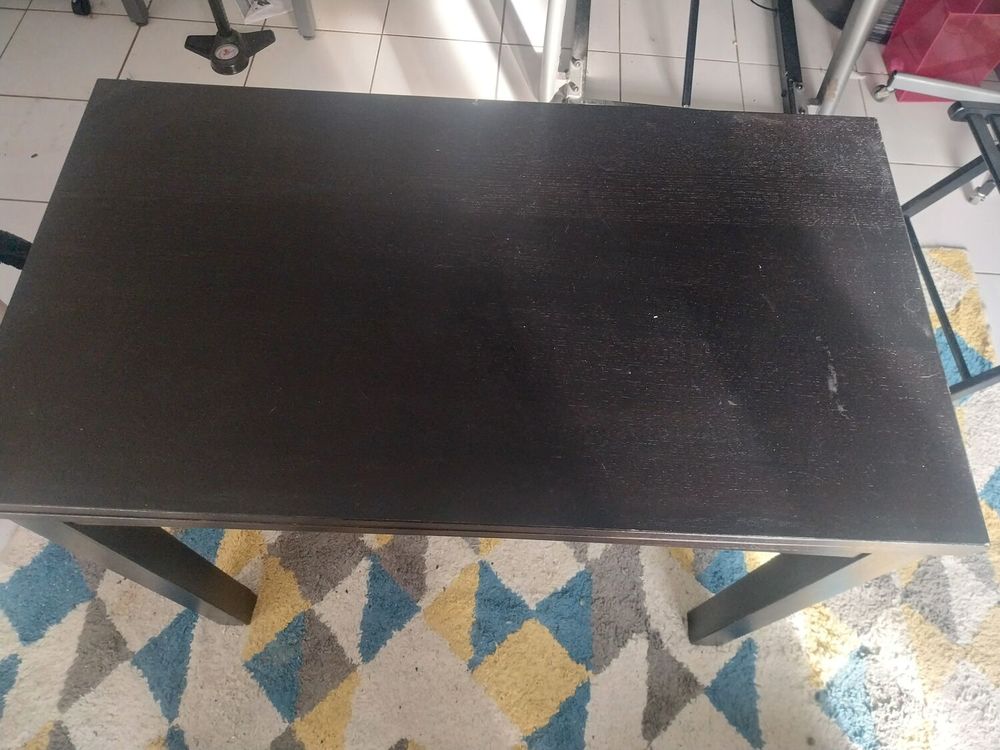 Table noir avec une seule chaise 15 Saint-Germain-d'Esteuil (33)